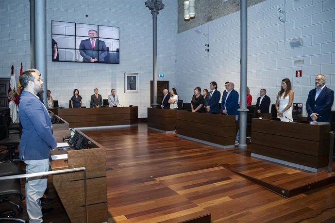 El Pleno de la DPZ durante el minuto de silencio en memoria del expresidente de la institución provincial y del Gobierno de Aragón, Javier Lambán, fallecido el pasado 15 de agosto.