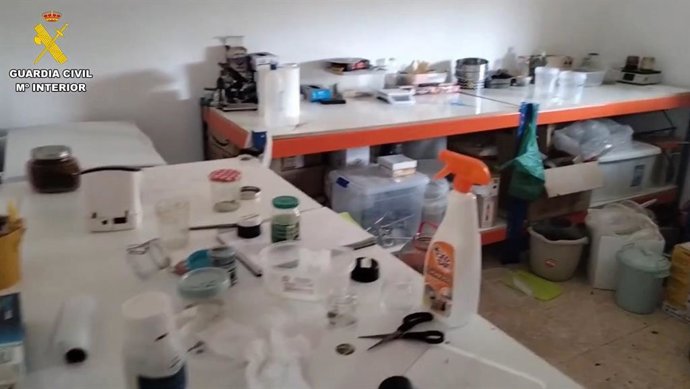 De acordo com a Guardia Civil, eles descobriram "um autêntico laboratório de extração e processamento de cannabis": brotos, maconha picada, haxixe, pólen de haxixe e comestíveis com THC, além de 162 baseados prontos para venda.