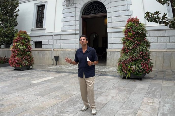 El viceportavoz socialista, Paco Cuenca, en rueda de prensa.