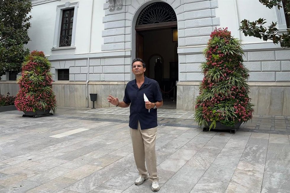 El viceportavoz socialista, Paco Cuenca, en rueda de prensa.