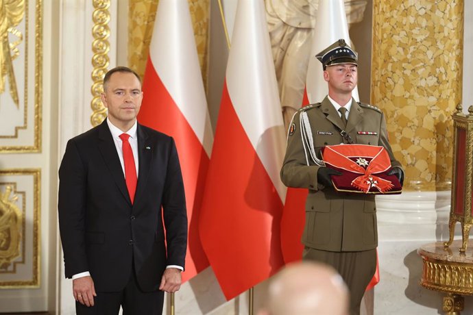 6 de agosto de 2025, Varsóvia, Varsóvia, Polônia: WARSZAWA 06.08.2025 ...CERIMÔNIA DE PRESTAÇÃO DE JURAMENTO DO NOVO PRESIDENTE ELEITO KAROL NAWROCKI.KAROL NAWROCKI E SUA ESPOSA MARTA...FOTO: ALEKSANDER MAJDANSKI / NEWSPIX.PL