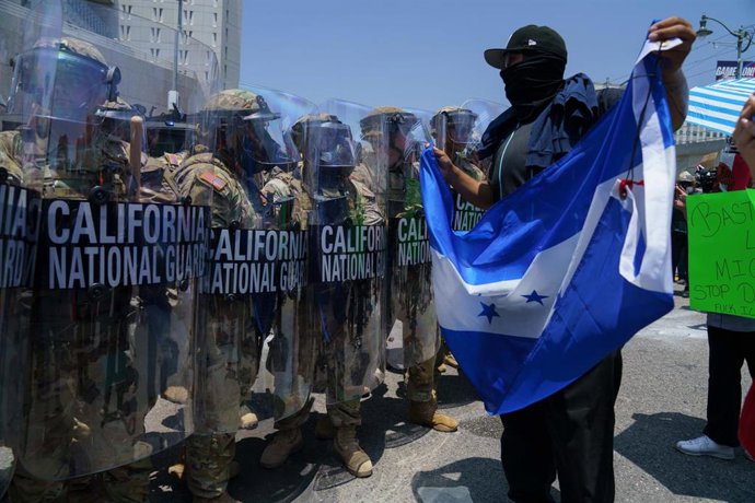 Archivo - Bandera de El Salvador durante una protesta en Los Angeles, Estados Unidos