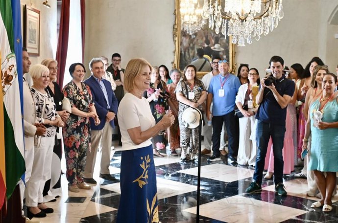 La alcaldesa de Jerez de la Frontera (Cádiz), María José García-Pelayo, en una recepción en el Ayuntamiento a más de medio centenar de empresarios y profesionales de distintos sectores de 15 países.