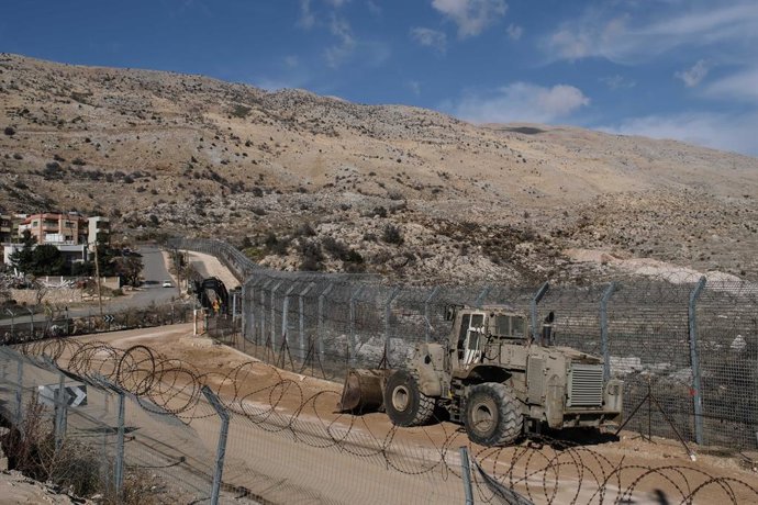 Archivo - Arquivo - 20 de dezembro de 2024, Majdal Shams, Israel: Vista da cerca israelense na fronteira com a Síria (à direita), adjacente ao vilarejo druso de Majdal Shams (à esquerda), localizado nas Colinas de Golã controladas por Israel.