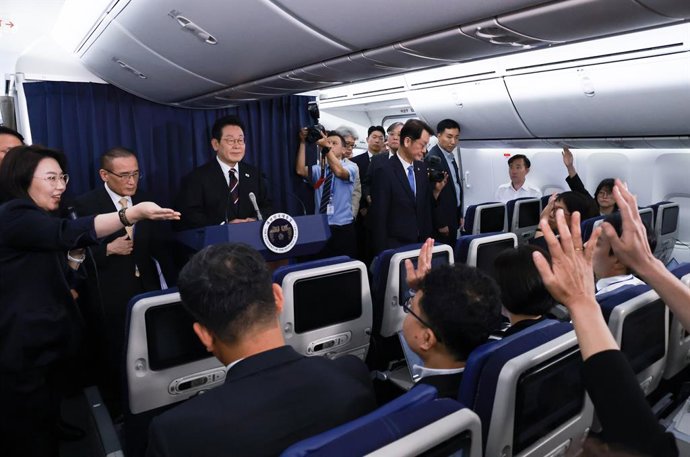 25 de agosto de 2025, EUA, Washington: O presidente sul-coreano Lee Jae Myung (C) realiza uma coletiva de imprensa a bordo do avião presidencial para Washington. Foto: -/yonhap/dpa
