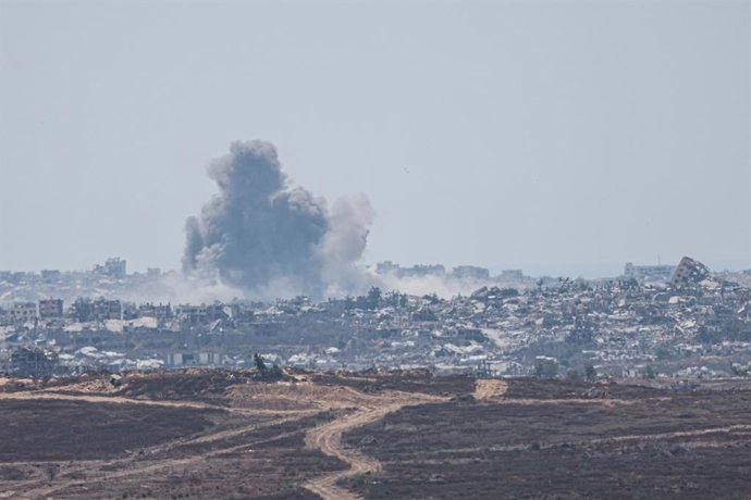 Archivo - Arquivo - 07 de junho de 2025, Israel, Cidade de Gaza: A fumaça sobe após um ataque israelense na cidade de Beit Lahia, no norte de Gaza, vista do lado israelense perto da fronteira. A área apresenta grande destruição em meio ao bombardeio contí