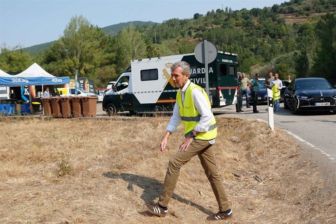 El presidente de la Xunta, Alfonso Rueda, visita un puesto avanzado de mando, en el marco de la ola de incendios. 
