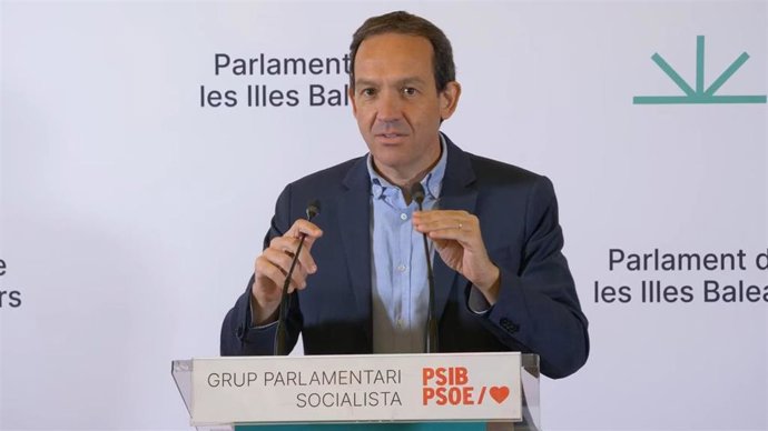 Archivo - El portavoz adjunto del PSIB en el Parlament, Marc Pons, en rueda de prensa. Archivo.