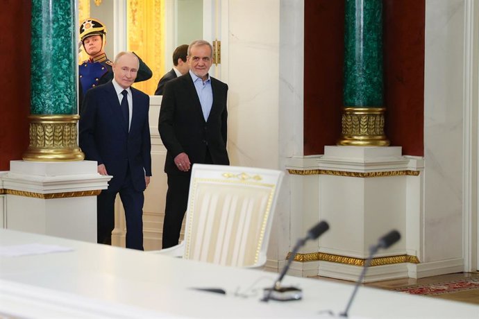 Archivo - January 18, 2025, Moscow, Russia: Russian President VLADIMIR PUTIN (L) and Iranian President MASOUD PEZESHKIAN (R) arrive to attend a signing ceremony at the Kremlin in Moscow. The Iranian president is visiting Moscow to meet with President Puti