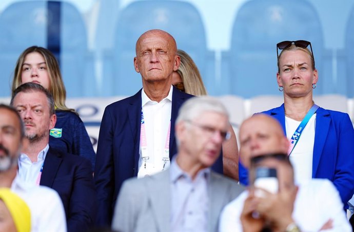 Archivo - 10 August 2024, France, Paris: Italian former association football referee Pierluigi Collina (C) watching the Women's Gold Medal soccer Match between USA and Brazil at Parc des Princes, on the fifteenth day of the 2024 Paris Olympic Games. Photo