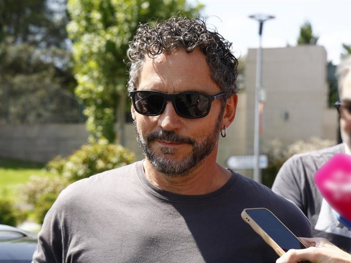 Paco León, roto de dolor se despide de Verónica Echegui tras su muerte