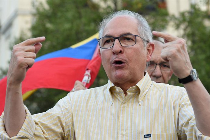 Archivo - 4 de julho de 2019 - Madri, Madri, Espanha - Membro de uma delegação da oposição enviada pelo autoproclamado presidente interino da Venezuela, ex-prefeito de Caracas e fundador do partido Aliança Povo Sem Medo, Antonio Ledezma, visto durante o p