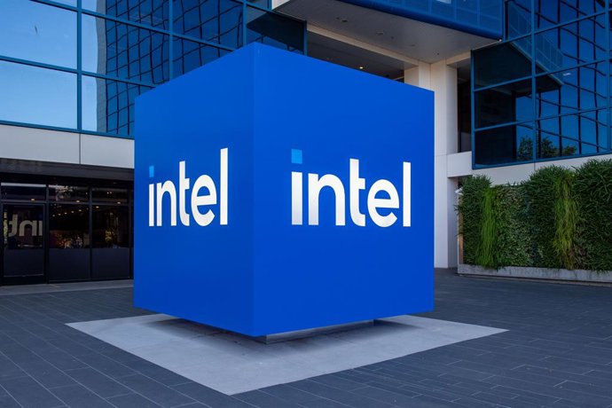Archivo - Arquivo - Logotipo da Intel em sua sede em Santa Clara (Califórnia, EUA).