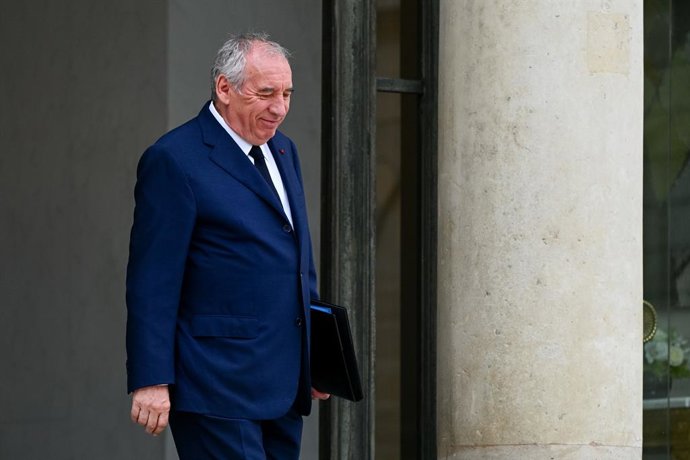 Archivo - 16 July 2025, France, Paris: French Prime Minister Francois Bayrou leaving the Council of Ministers on July 16, 2025, at the Elysee Palace in Paris. Photo: Julien Mattia/Le Pictorium via ZUMA Press/dpa