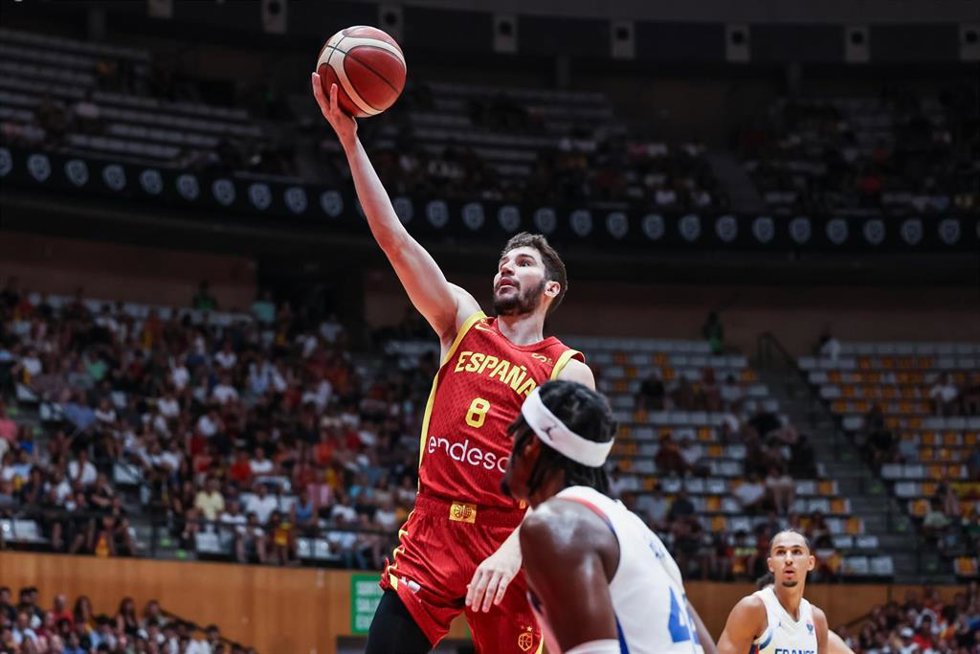 Dario Brizuela intenta una canasta durante el amistoso ante Francia de preparación para el Eurobasket 2025