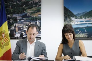 Carles Miquel i Marta Domènech durant la signatura del conveni