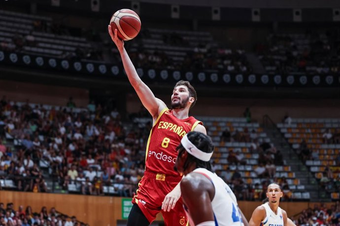 Dario Brizuela, da Espanha, em ação durante o Torneio Cidade de Badalona, partida de basquete disputada entre Espanha e França na Olimpic Arena, em 14 de agosto de 2025, em Badalona, Espanha.