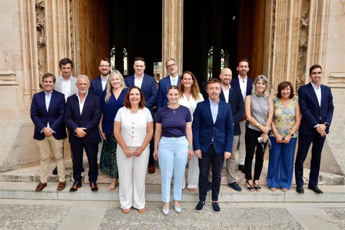 La presidenta del Govern, Marga Prohens, con la consellera de Salud, Manuela García, y el director general del Servicio de Salud en Baleares, Javier Ureña, se reúnen con el equipo del  IbSalut en el marco de las mesas de gobierno en el Consolat de Mar