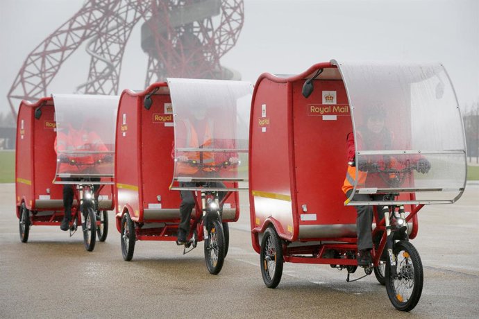 Archivo - 19 de março de 2019, Inglaterra, Londres: Carteiros andam em e-Trikes durante a apresentação dos e-Trikes com emissão zero de carbono, que são predominantemente alimentados por uma combinação de tecnologia solar, de bateria e de freio, e serão t