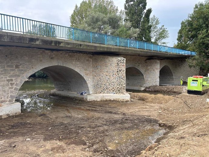 Obras de refuerzo del puente sobre el río Larraun en Irurtzun.