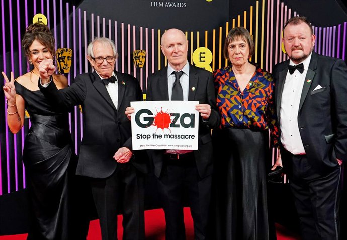 Archivo - 18 February 2024, United Kingdom, London: (L-R) English actress Claire Rodgerson, British film director Ken Loach, screenwriter Paul Laverty, film producer Rebecca O'Brien and Dave Turner attend the attend the 77th British Academy Film Awards (B