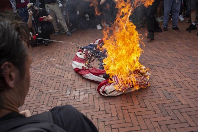 Archivo - Quema de una bandera estadounidense en Washington durante una manifestación contra una visita del primer ministro israelí, Benjamin Netanyahu