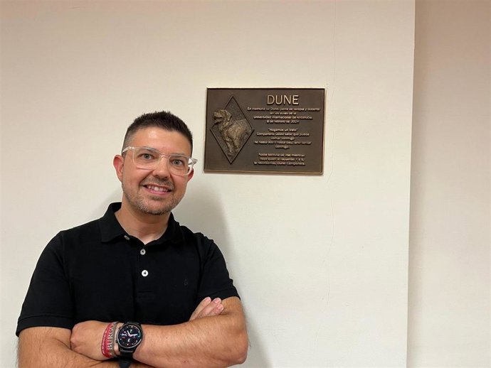 David Ordóñez junto a la placa que recuerda a su perra Dune en la Sede Antonio Machado de la UNIA.