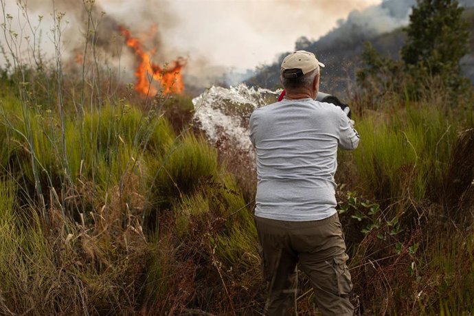 Vecinos de la localidad ayudan en las tareas para la extinción del incendio, a 24 de agosto de 2025, en Molinaseca, León, Castilla y León (España).