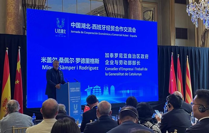 El conseller de Empresa y Trabajo de la Generalitat, Miquel Sàmper, en su intervención en la Jornada de Cooperación Económica y Comercial Hubei-España, organizado por la Fundación Puente China y el Gobierno de Hubei (China)