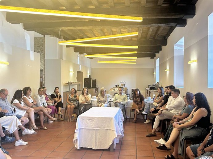 La consejera de Cultura, Turismo, Jóvenes y Deportes, Victoria Bazaga, mantiene en Hervás una reunión con empresarios turísticos