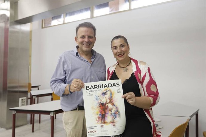 El delegado de Fiestas y Tradiciones del Ayuntamiento de Córdoba, Julián Urbano, y la teniente de alcalde de Mayores y coordinadora del Órgano de Barriadas Periféricas, Eva Contador.