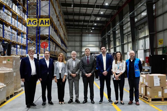 El alcalde de Barcelona, Jaume Collboni, junto a la segunda teniente de alcalde, Maria Eugènia Gay, durante su visita a los almacenes de la UNRWA.