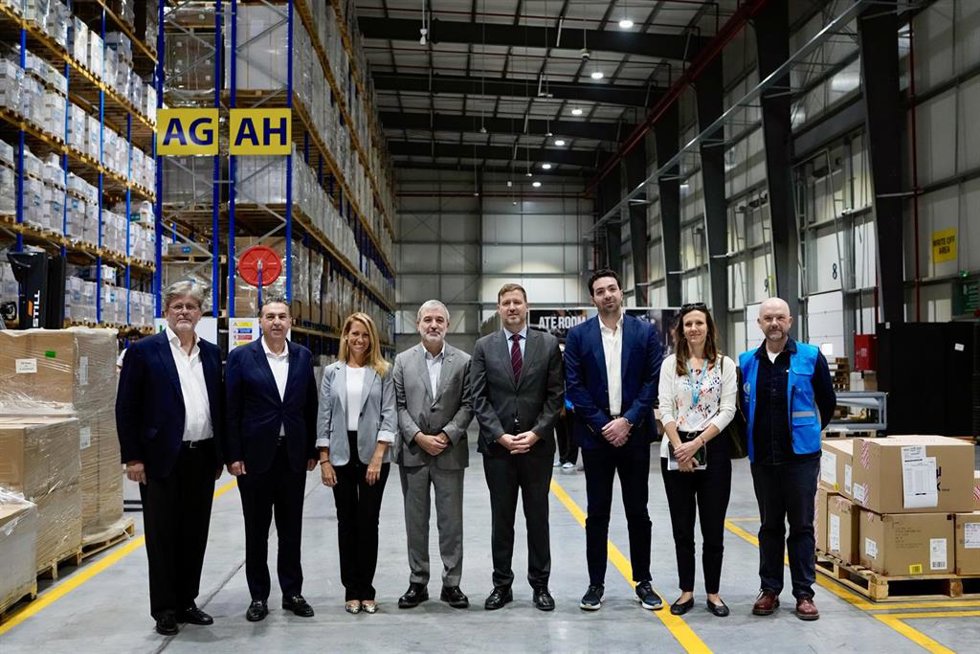 El alcalde de Barcelona, Jaume Collboni, junto a la segunda teniente de alcalde, Maria Eugnia Gay, durante su visita a los almacenes de la UNRWA.