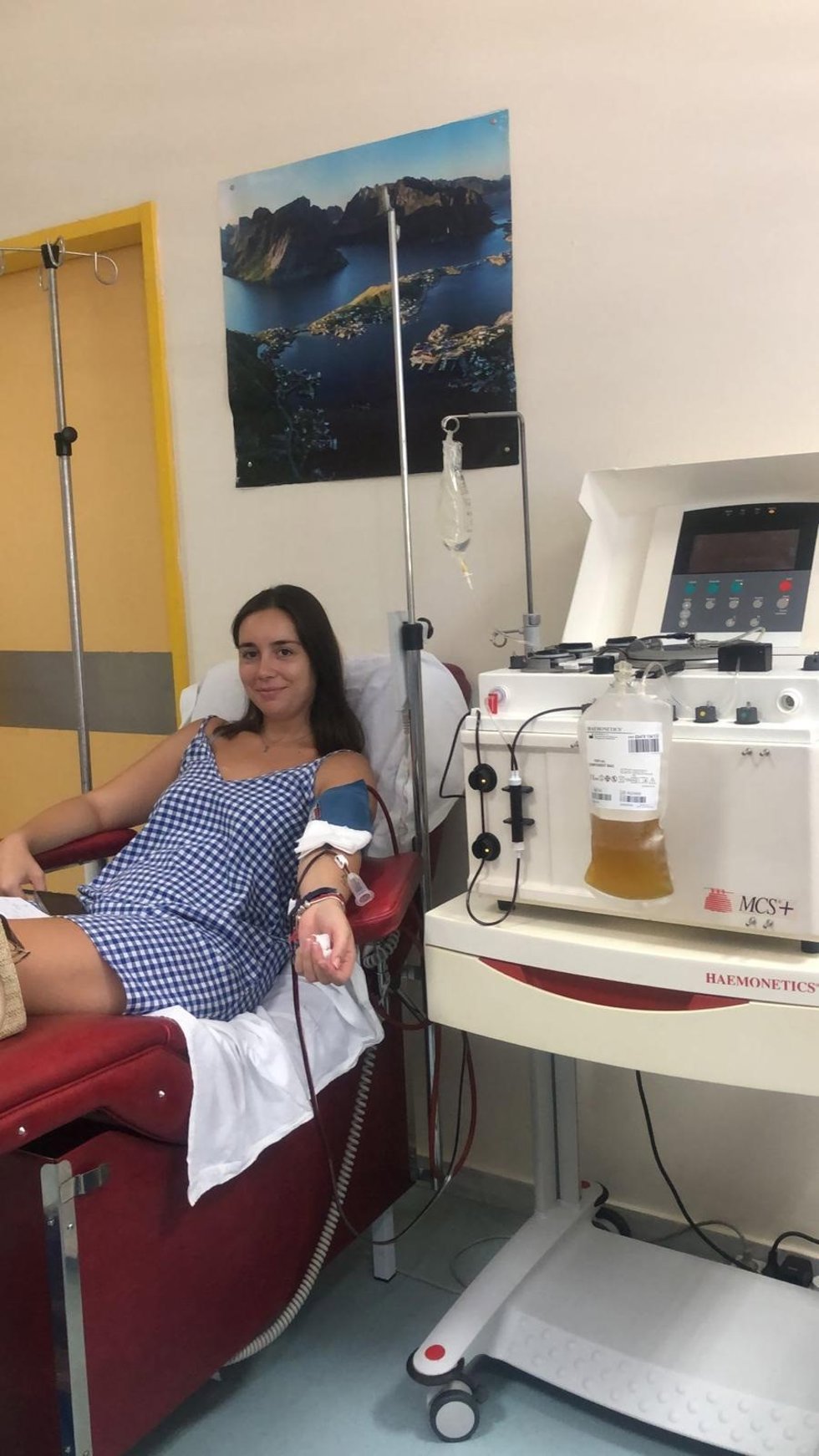 Una mujer dona plasma.