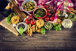 Archivo - Ingredientes de comida italiana y mediterránea sobre fondo de madera antigua.