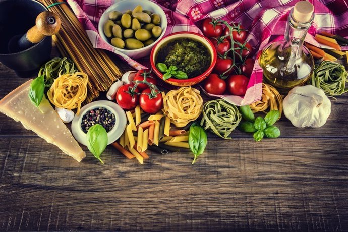 Archivo - Arquivo - Ingredientes de comida italiana e mediterrânea em um fundo de madeira antigo.