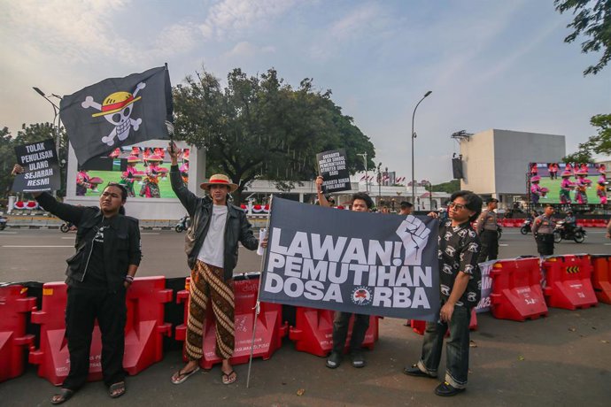 August 14, 2025, Central Jakarta, Jakarta, Indonesia: A number of human rights activists carried posters and waved the Straw Hat Pirates' Jolly Roger flag from the anime One Piece during the 873rd Kamisan Action in front of the Merdeka Palace, the Preside