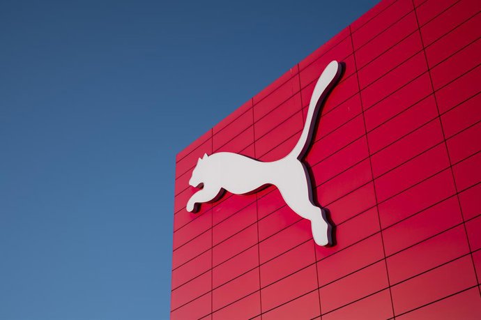 Archivo - FILED - 01 March 2023, Bavaria, Herzogenaurach: The Puma logo on the exterior of the brand store. German sports goods maker Puma is aiming to compete on equal terms with sector leaders Adidas and Nike, particularly in the United States, company 