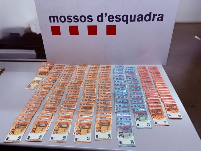 Dinero en efectivo requisado a dos detenidos en Sants-Montjuïc como presuntos autores de un delito de tráfico de drogas
