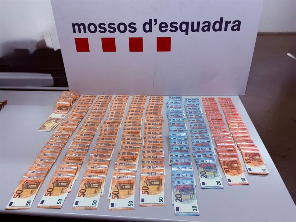 Dinero en efectivo requisado a dos detenidos en Sants-Montjuc como presuntos autores de un delito de tráfico de drogas