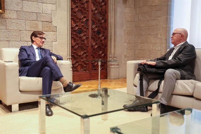 El presidente de la Generalitat de Catalunya, Salvador Illa, y el director general del Institut Català del Sòl (Incasòl), Jaume Vendrell