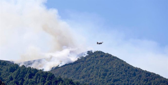 Un hidroavión trabaja para sofocar el incendio, a 22 de agosto de 2025, en Degaña, Asturias (España). Este viernes se registran ocho incendios forestales en el Principado de Asturias, según la última información del SEPA. De ellos tres permanecen activos 