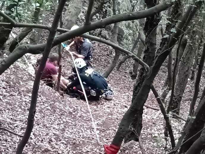 Bomberos rescatan a un senderista que sintió vértigo cuando hacía la ruta del Faro del Caballo en Santoña