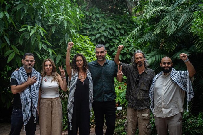 Los activistas David Segarra, Rosa de Falastin, Violeta Umpierez, Jorge Ramos, Juan Bordera y Ahmed Hamdan, durante una rueda de prensa, en el Jardí Botànic de la Universitat de València