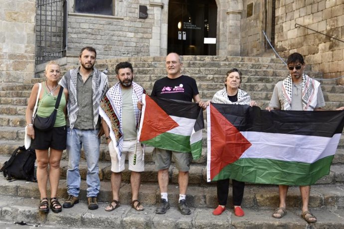 El coordinador de la Global Sumud Flotilla, Saif Abukeshek, durante una rueda de prensa, en la Plaza del Rei, a 22 de agosto de 2025, en Barcelona, Catalunya (España)