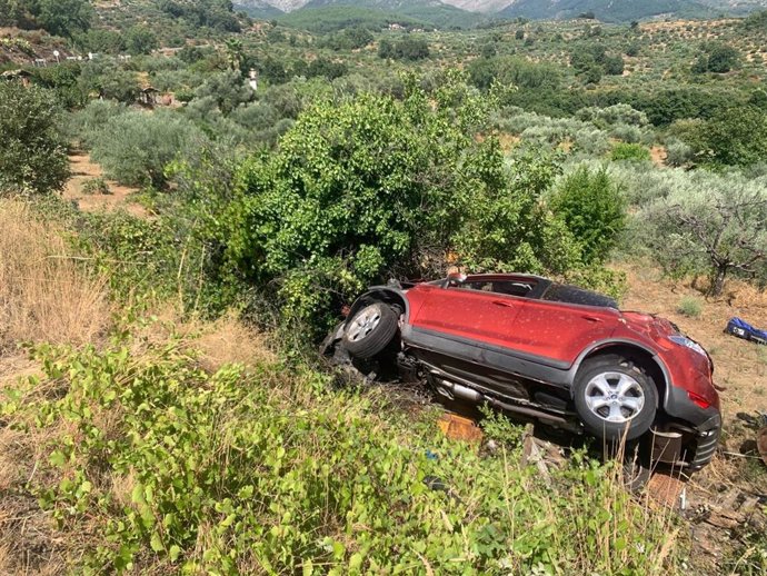 Dos heridos tras el vuelco de un vehículo en la N-502 en Mombeltrán (Ávila)