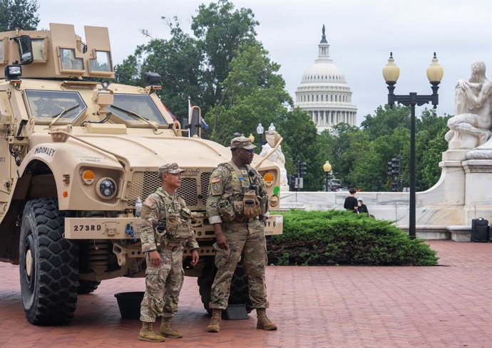 WASHINGTON, 20 de agosto de 2025 -- Membros da Guarda Nacional patrulham fora da Union Station em Washington, D.C., Estados Unidos, em 19 de agosto de 2025. O estado norte-americano do Tennessee anunciou na terça-feira que está enviando cerca de 160 solda