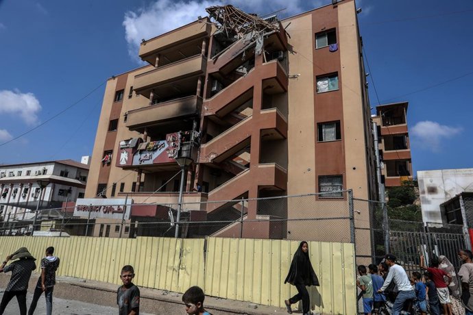 26 de agosto de 2025, Territórios Palestinos, Gaza: Vista do hospital Nasser em Gaza, que foi danificado por um ataque israelense. A agência de defesa civil de Gaza disse que cinco jornalistas foram mortos entre pelo menos 20 outras pessoas. Foto: Abed Ra