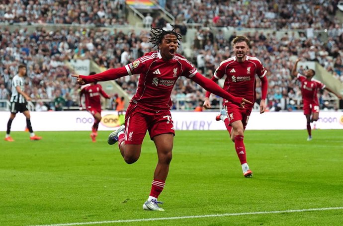 24 de agosto de 2025, Reino Unido, Newcastle: Rio Ngumoha, do Liverpool, comemora o terceiro gol de sua equipe durante a partida de futebol da Premier League inglesa entre Newcastle United e Liverpool no St James's Park. Foto: Owen Humphreys/PA Wire/dpa