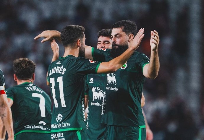 Asier Villalibre, atacante do Racing Santander, comemorando um gol com Andrés Martín.